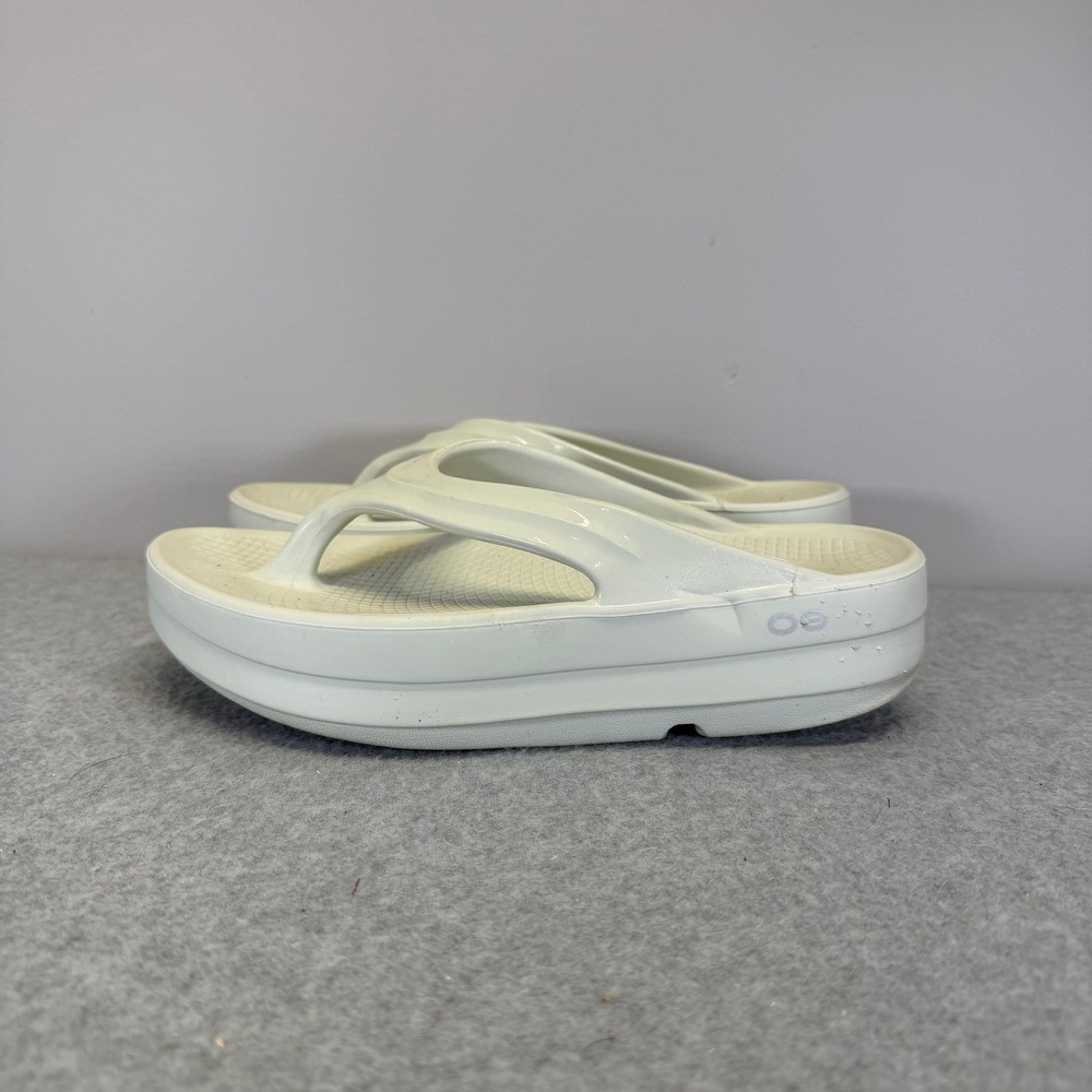 OOfos OOlala Luxe White Platform Recovery Sandals Womens Size 8 Thong Flip Flops
